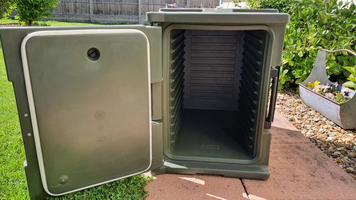 A green Cambro food warmer with door o.