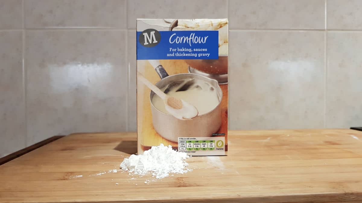 A box of cornstarch used to thicken sau.