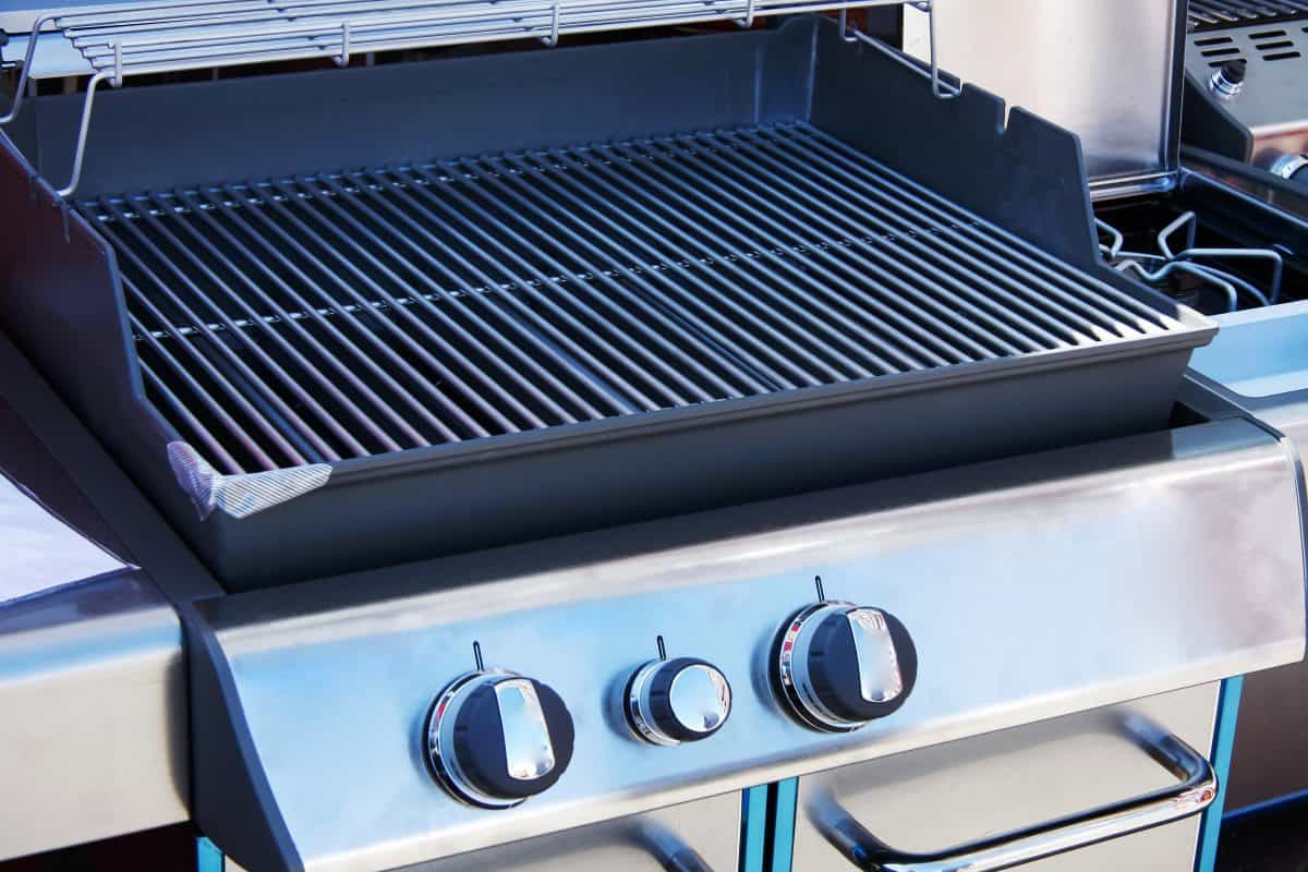 A brand-new gas grill with lid o.