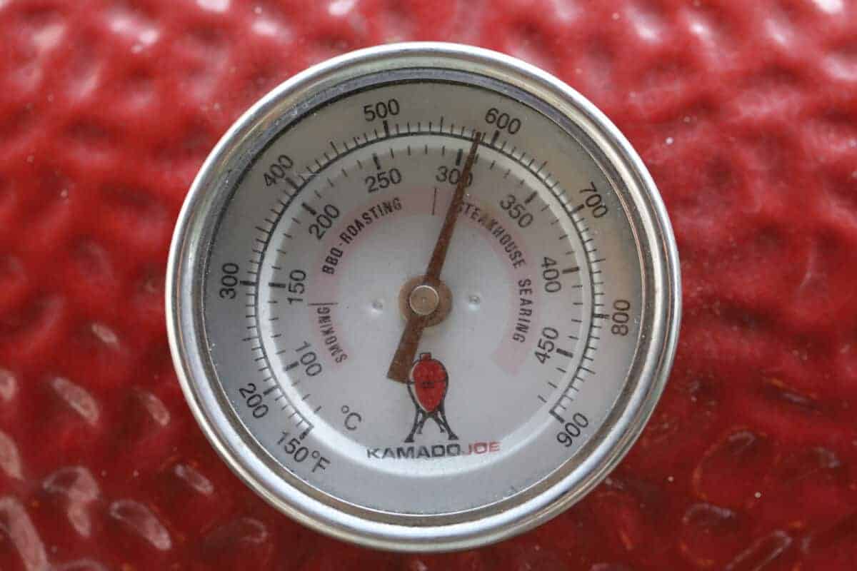 Close up of Kamado Joe temperature gauge showing 600 degrees Fahrenh.