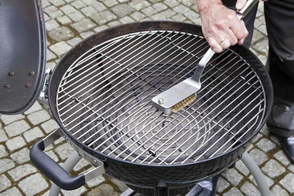 Cleaning a grills grates with a grill br.