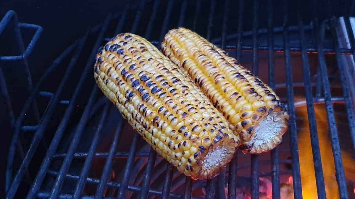 2 corn on the cob on a gr.