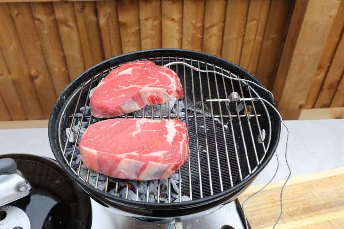 Maverick ET732 in use cooking some steaks on a small kettle gr.