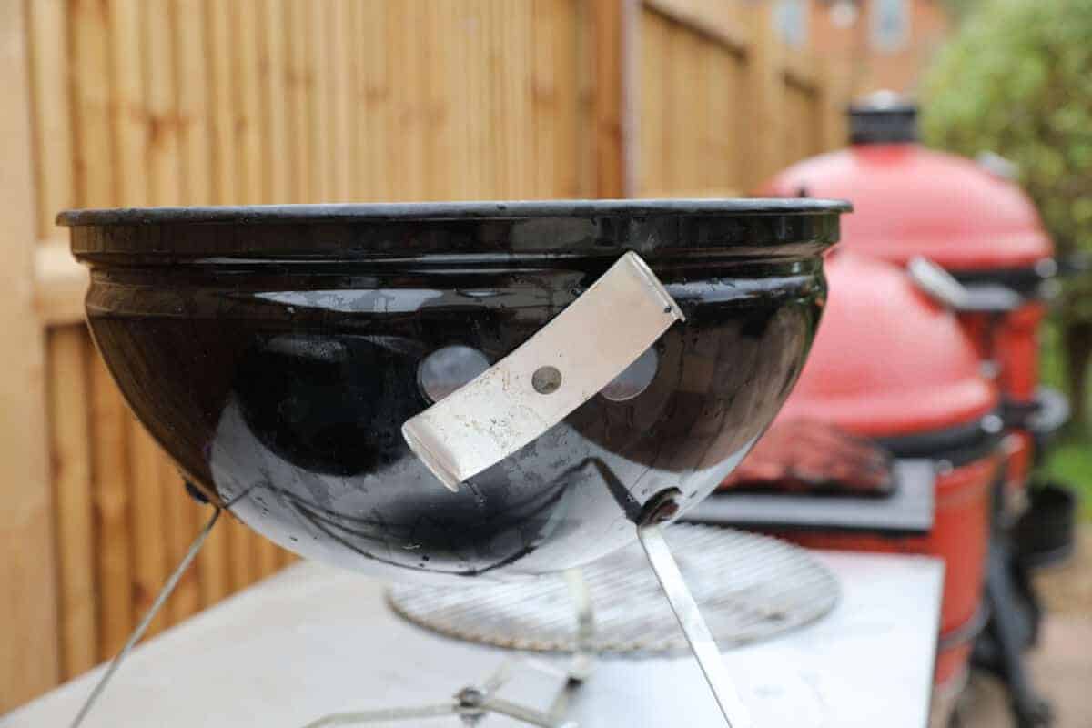 Smokey Joe sfogo laterale, con kamado Joes in background