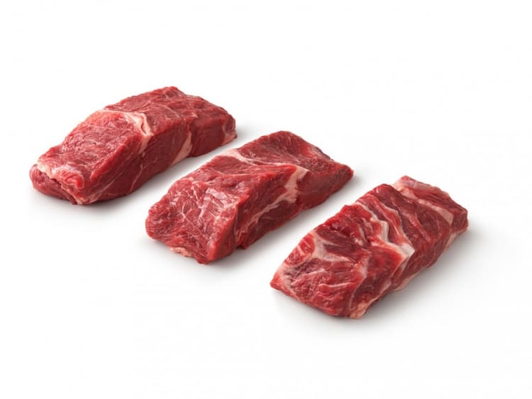 Costillas de estilo rústico aisladas en blanco