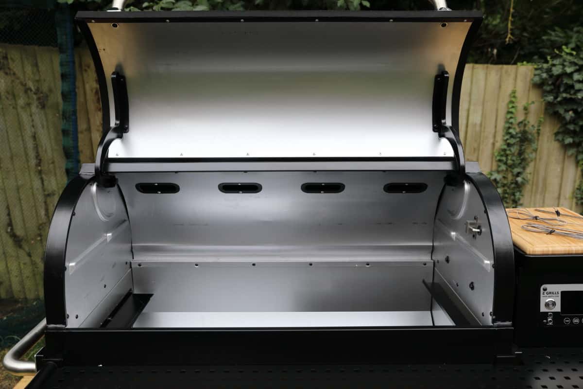 A look at the inside of the Z Grills 11002B, showing off it's great build quality