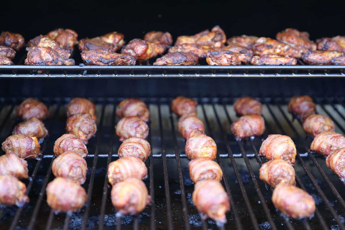 grilled moinks and wings sat on the grates.