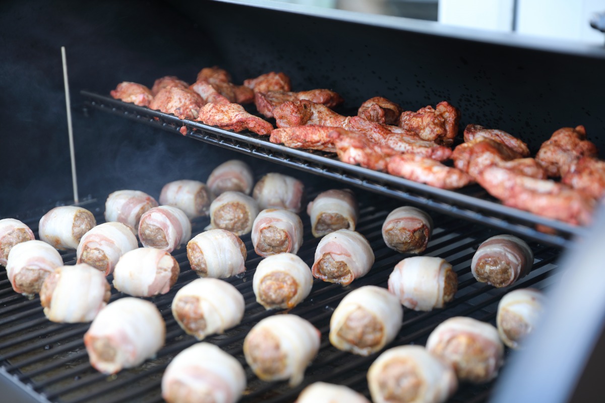 raw moinks and wings on grill grates.