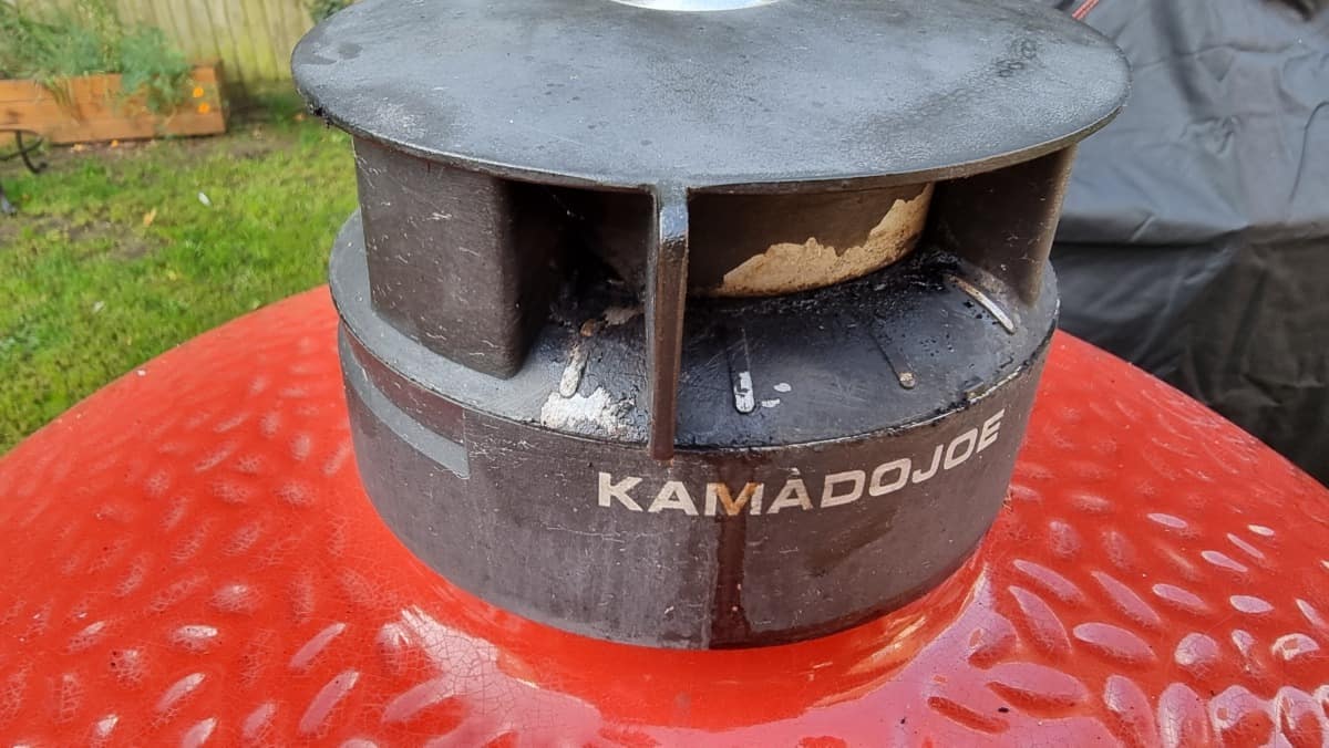 The top vent of a Kamado Joe Big Joe 3 closed down to a very small open.