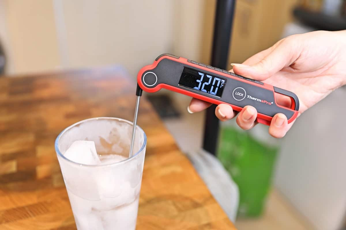 Thermopro TP620 taking the temperature of iced water, showing 32 degree.
