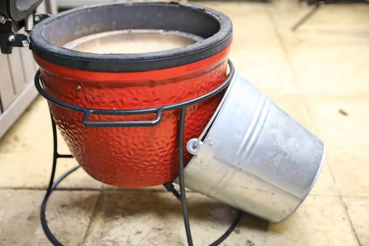 Bucket over bottom vent of Kamado Joe Jr.