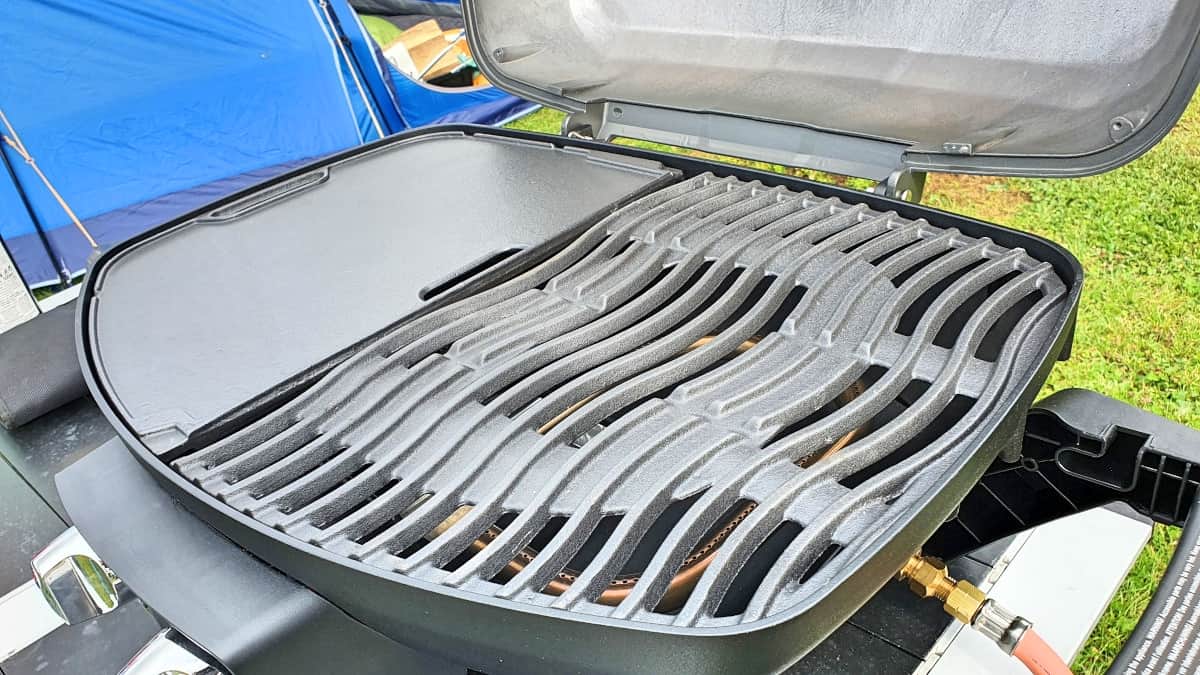 Napoleon pro 285 with lid open, showing grates and gas hose