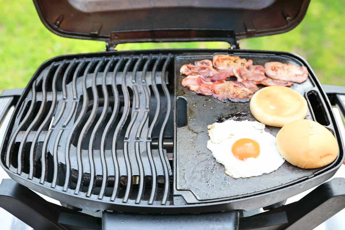 Cooking eggs and bacon on Napoleon Pro 285 portable grill