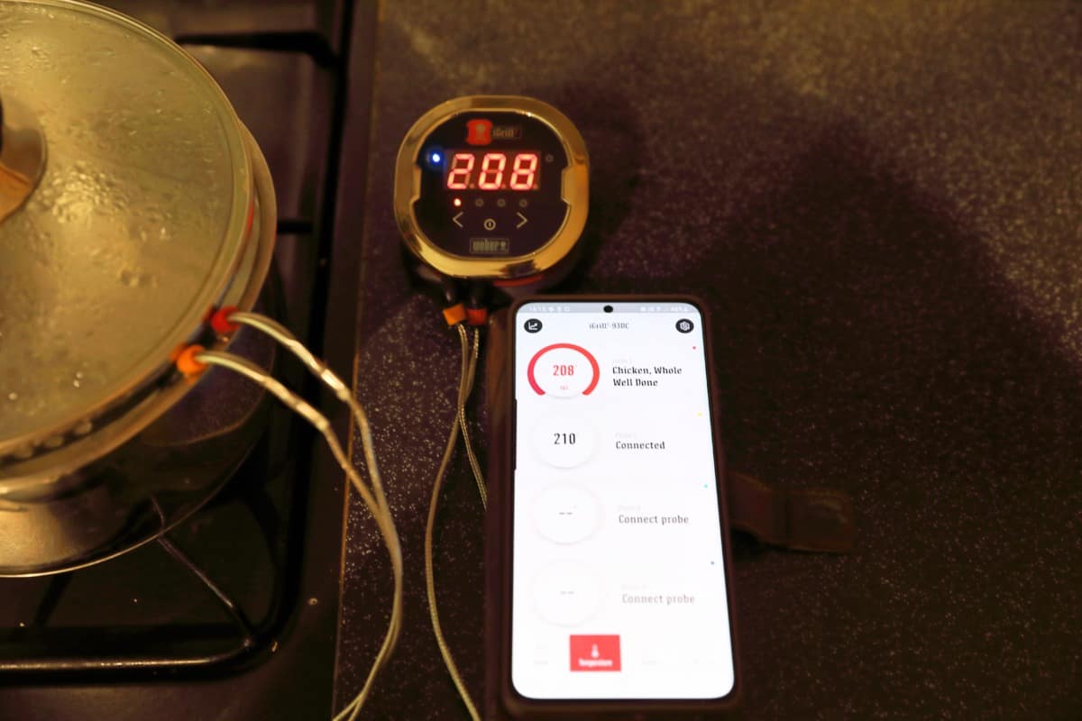 Weber iGrill2 boiling water test, with the thermometer probes in boiling water, and a smartphone showing the temps.