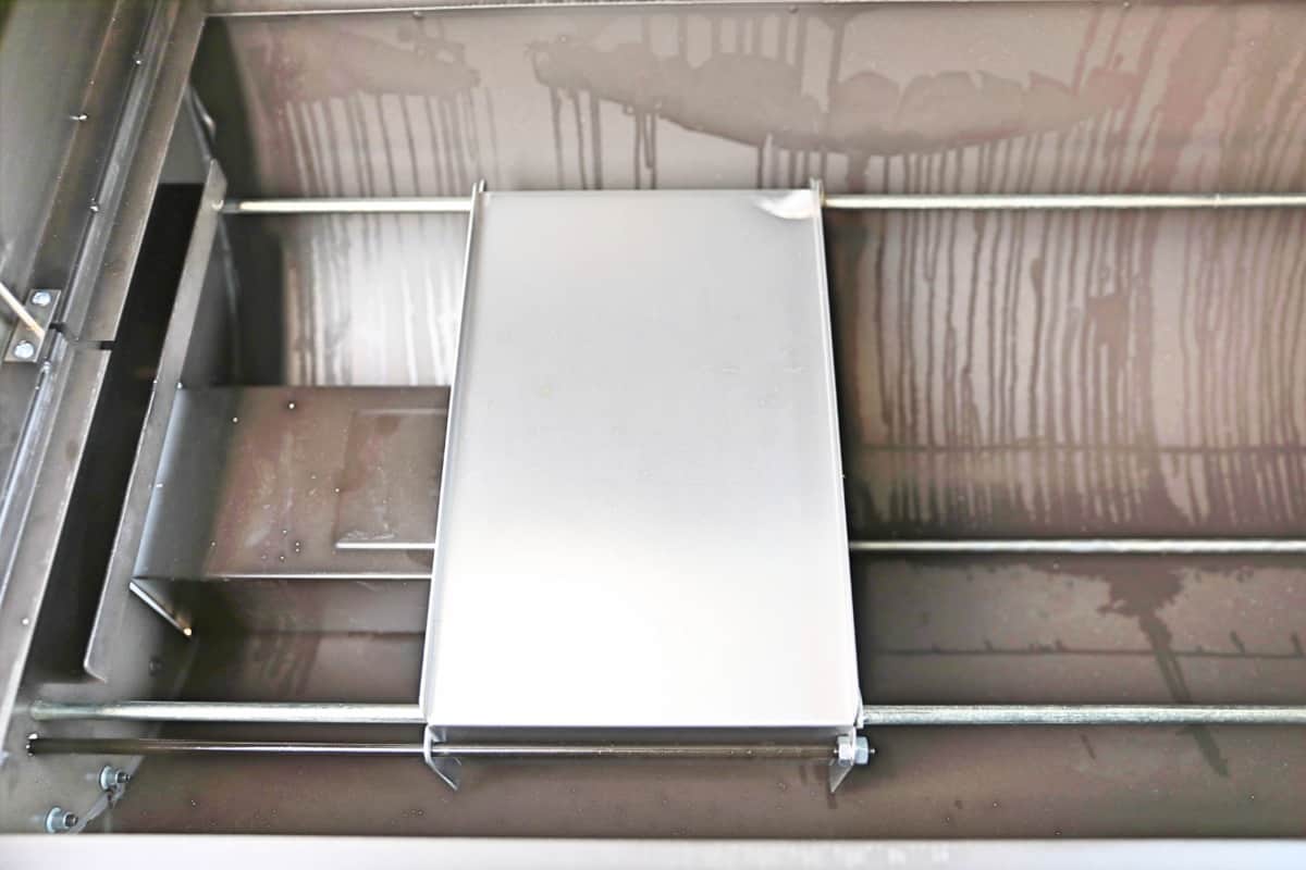 Close up of Camp Chef Woodwind Wi-Fi 36 slide and grill heat diffuser closed