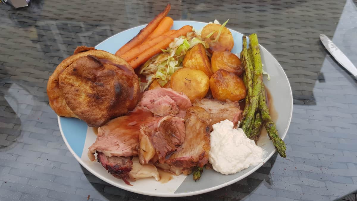 A roast dinner of meat, 3 veg, and Yorskhire puddings