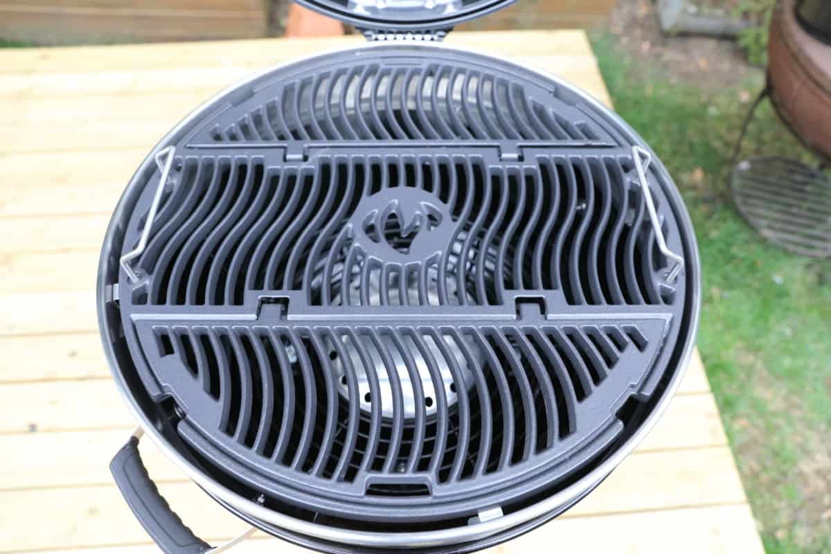 Napoleon signature wave pattern grates inside a PRO22K-LEG-2 charcoal grill