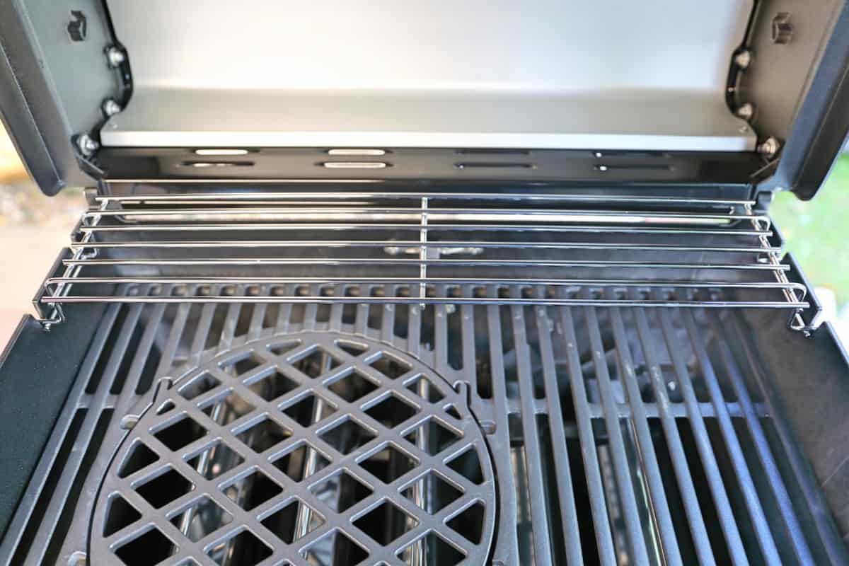 Close up of the Weber Spirit EPX-325S upper and lower grates