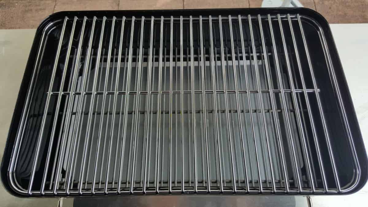 Close up of the Weber Go Anywhere charcoal cooking grate