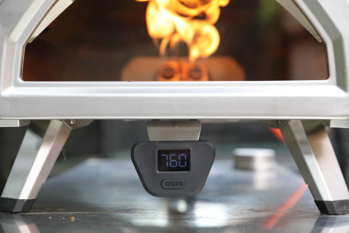 Ooni Karu Pizza Oven running on gas, showing 760 degrees Fahrenheit on the thermometer.